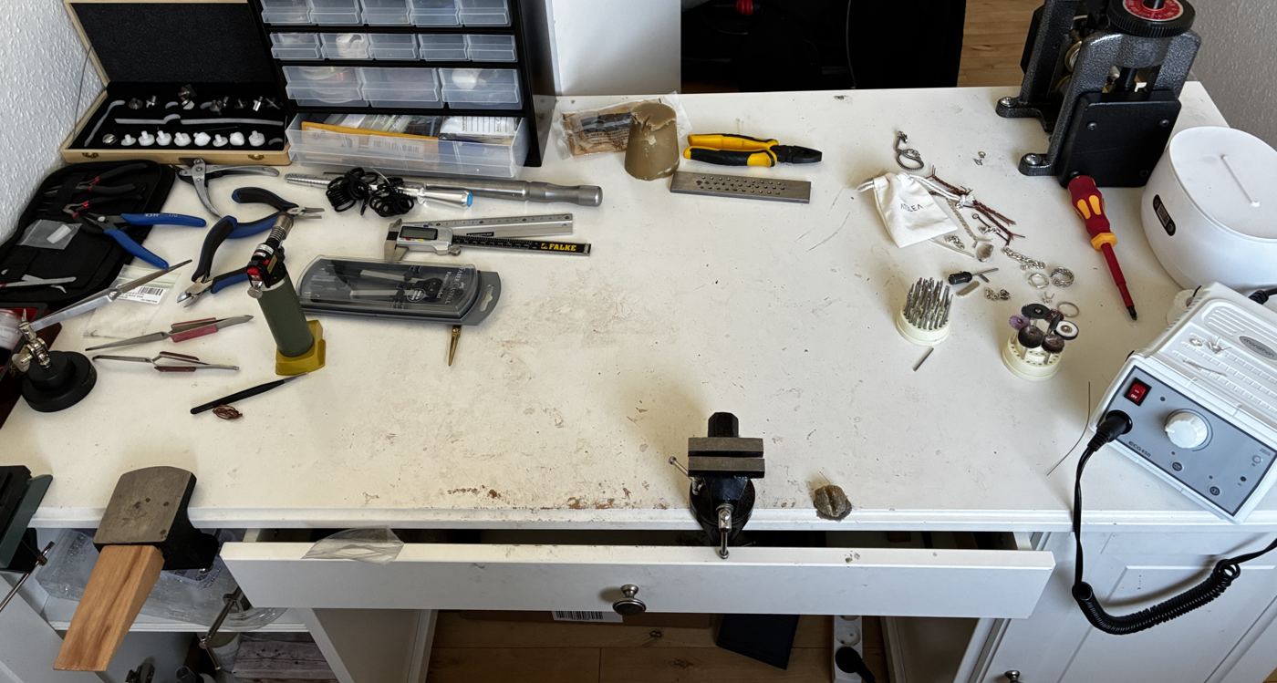 Arbejdsbord med værktøj i hjemmeværkstedet